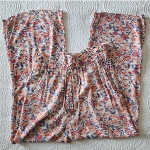 Kendall and Kylie sz L lightweight, flowy floral pant.